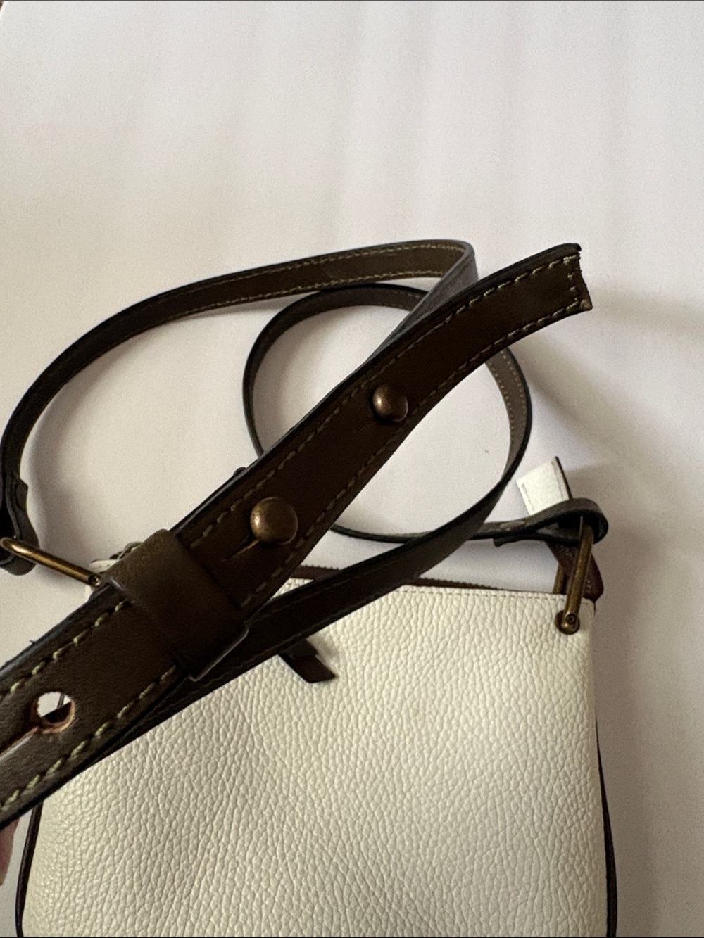 A. Bellucci white pebbled leather crossbody bag dark green trim & strap - Picture 4 of 7